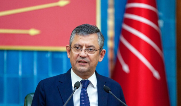 ozgur-ozel-chplilerin-erdogani-ayakta-karsilamasi-hakkinda-aciklama-yapti-ap1x_cover