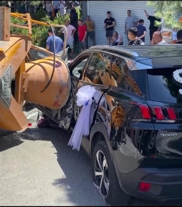 İstanbul - Kağıthane'de beton mikseri gelin arabasının üze