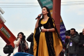 dem-parti-es-genel-baskanlarindan-tulay-hatimogullari-van-039-da-duzenlenen-nevruz-kutlamasina-640204