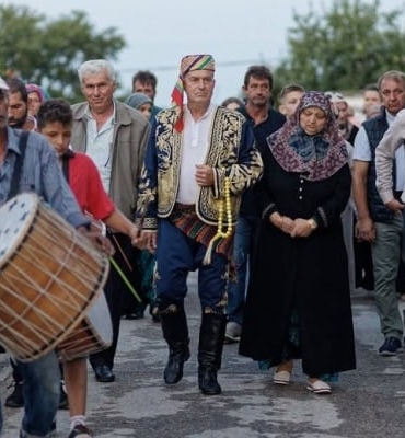 25-08-15-yunanistandaki-aleviler-ekathimerini