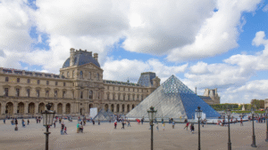 88-milyon-euroluk-soygunun-ardindan-louvre-yeniden-ziyarete-acildi-7bd9