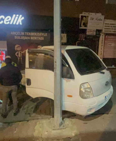 ÇALINTI ARAÇLA YAKIT ALIRKEN POLİSİ GÖRDÜ, KAÇARKEN DİREĞE ÇARPTI